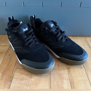 NWOT Evolv Walking Shoes - Unisex